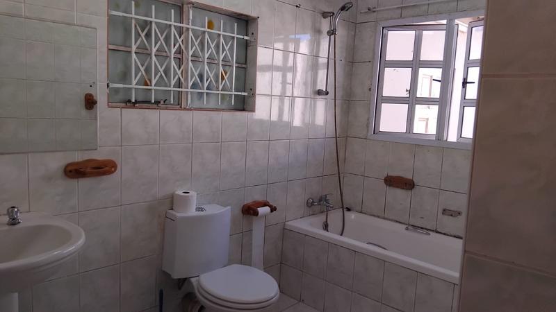 To Let 4 Bedroom Property for Rent in Southernwood Eastern Cape
